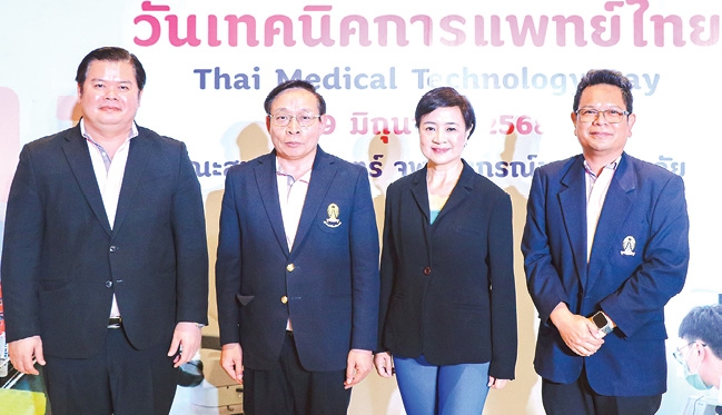 เพื่อคุณภาพชีวิตของคนไทย : ศตกมล วรกุล ผอ.อาวุโสฝ่ายสื่อสารองค์กร บจก.อินเทลลิเจ้นท์ ครีเอทีฟ แอนด์ มาร์เก็ตติ้ง ต้อนรับ ผศ.ดร.เทวิน เทนคำเนาว์ คณบดีคณะสหเวชศาสตร์ จุฬาลงกรณ์มหาวิทยาลัย ในกิจกรรมบริการตรวจเลือดแก่ประชาชนในสัปดาห์วันเทคนิคการแพทย์ไทย ที่ ศูนย์การค้าเอ็ม บี เค เซ็นเตอร์