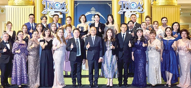 ตัวแทนคุณภาพ : บุญสิน ทั้งอุดม รอง ผจก.ใหญ่ บมจ.ไทยประกันชีวิต ต้อนรับ ชูฉัตร ประมูลผล เลขาธิการ คณะกรรมการกำกับและส่งเสริมการประกอบ
ธุรกิจประกันภัย ซึ่งร่วมยินดีกับ 99 ตัวแทนประกันชีวิต บมจ.ไทยประกันชีวิต ที่ได้รับรางวัลตัวแทนคุณภาพดีเด่นแห่งชาติ ประจำปี 2568 ที่ เมืองทองธานี