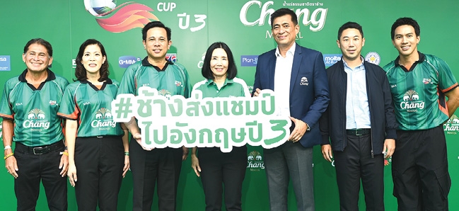 นัดชิงชนะเลิศ : เจษฎากร โคชส์ ผอ.สำนักการตลาด บจก.ช้าง อินเตอร์เนชั่นแนล โดยผลิตภัณฑ์น้ำแร่ธรรมชาติตราช้าง จัดการแข่งขันฟุตบอลมหาวิทยาลัยระดับประเทศ “ช้าง ยู-แชมเปี้ยน คัพ ปี 3” โดยมี สุรพล อุทินทุ ผู้บริหาร บมจ.ไทยเบฟเวอเรจ และ ลีซอ-ธีรเทพ วิโนทัย ร่วมงาน ที่ สนาม ม.เกษตรศาสตร์ บางเขน