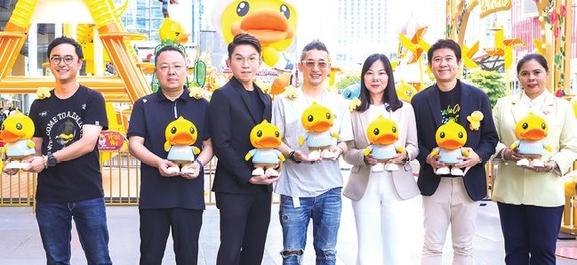 เป็ดเหลืองและผองเพื่อน : พิมพ์พร งามขจรวิวัฒน์ Asset Director ศูนย์การค้าเซ็นทรัลเวิลด์ พร้อมพันธมิตรผู้จัดงาน ร่วมกันเปิดคาร์นิวัลกลางแจ้งครั้งแรก
“B.Duck 20th Playful World – City Funs Carnival” สนุกกับ 6 เครื่องเล่นธีม B.Duck และเกมคลาสสิกสุดครีเอทีฟถึง 18 ก.ค.2568 ที่ ศูนย์การค้าเซ็นทรัลเวิลด์