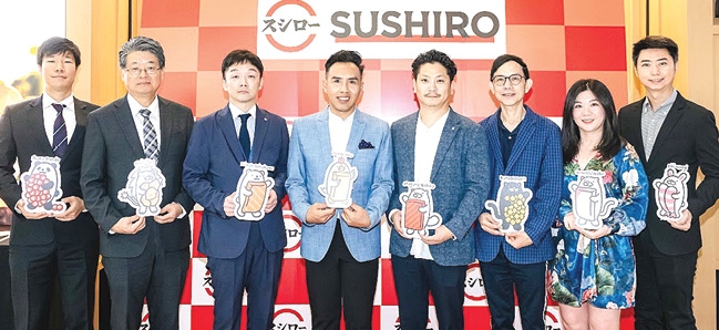 ซูชิโร่ สาขาแรกในภาคเหนือ : ทสึคาสะ โยชิดะ ผจก.ระดับภูมิภาคฯ บจก.ซูชิโร่
จีเอช (ประเทศไทย) ต้อนรับ วีรพงศ์ ฤทธิ์รอด รอง ผวจ.เชียงใหม่ และ
พรเทพ อรรถกิจไพศาล ผอ.กลุ่มงานปฏิบัติการสาขาเขตภาคเหนือ บมจ.เซ็นทรัลพัฒนา ในโอกาสเปิดร้านซูชิโร่ (SUSHIRO) ที่ ศูนย์การค้าเซ็นทรัล เชียงใหม่