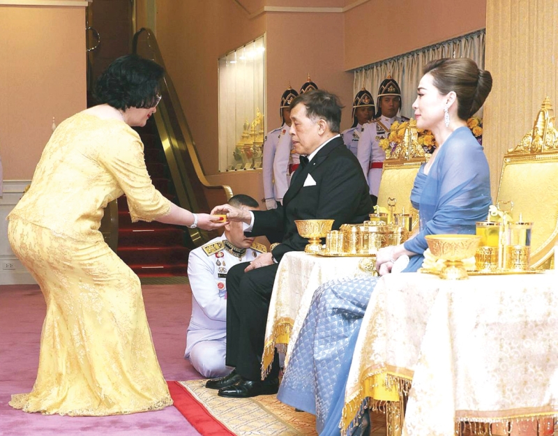 พระบาทสมเด็จพระเจ้าอยู่หัว และ สมเด็จพระนางเจ้าฯ พระบรมราชินี เสด็จพระราชดำเนินไปทอดพระเนตรการแสดงคอนเสิร์ตทัพฟ้าคู่ไทยเพื่อ “ชัยพัฒนา” ครั้งที่ 16 เพื่อนำรายได้ทั้งหมดโดยไม่หักค่าใช้จ่ายสนับสนุนการดำเนินงานของมูลนิธิชัยพัฒนา โอกาสนี้ คุณหญิงปัทมา ลีสวัสดิ์ตระกูล ผู้ให้การสนับสนุนการจัดแสดงฯ เข้าเฝ้าฯ รับพระราชทานของที่ระลึก ณ หอประชุมใหญ่ ศูนย์วัฒนธรรมแห่งประเทศไทย เขตห้วยขวาง กรุงเทพมหานคร เมื่อวันพุธที่ 2 กรกฎาคม 2568