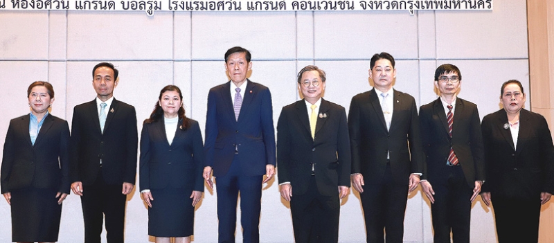 สอบผ่าน : ทวีศักดิ์ จันทร์วีระเสถียร อธิบดีผู้พิพากษาศาลเยาวชนและครอบครัวกลาง เปิดการฝึกปฏิบัติ และทดสอบความรู้ ก่อนเข้ารับตำแหน่งผู้พิพากษาสมทบในศาลเยาวชนและครอบครัวจังหวัดนนทบุรี ศาลแพ่งมีนบุรี และศาลอาญามีนบุรีแผนกคดีเยาวชนและครอบครัว โดยมี สุพจน์ ปรีชายิ่งสถิตย์, สงกรานต์ เข็มศิริ, ดวงใจ สิงหนาท และ อรรณพ ศักดิ์ศิริญดากุล ร่วมงาน ที่ โรงแรมอัศวิน แกรนด์ คอนเวนชั่น