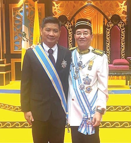 คนไทยคนแรก : ดาโต๊ะรัชฎา จิวาลัย อดีตกงสุลใหญ่ไทย ณ รัฐปีนัง มาเลเซีย รับรางวัลเกียรติยศในฐานะชาวต่างชาติที่สร้างคุณประโยชน์ให้รัฐปีนัง โดยมี ตันศรีดาโต๊ะสรี ตัน คูน ไฮ ประธานสมาคมชาวจีนในรัฐปีนัง ร่วมแสดงความยินดี