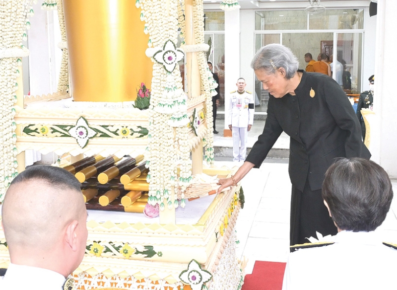 สมเด็จพระกนิษฐาธิราชเจ้า กรมสมเด็จพระเทพ
รัตนราชสุดาฯ สยามบรมราชกุมารี เสด็จพระราชดำเนินไปในการพระ
ราชทานเพลิงศพ
ท่านผู้หญิง ศรี ลิมปิชาติ ท.จ.ว. ที่ปรึกษาองค์การอาหารและการเกษตรแห่งสหประชาชาติ หรือ FAO ณ เมรุวัดมกุฏกษัตริยารามราชวรวิหาร เขตพระนคร กรุงเทพมหานคร