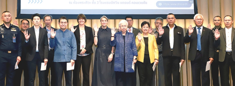 สรุปบทเรียน : ปิติกาญจน์ สิทธิเดช กรรมการสิทธิมนุษยชนแห่งชาติ เปิดกิจกรรมเนื่องใน “วันต่อต้านการทรมานสากล 26 มิถุนายน 2568“ เพื่อขับเคลื่อนข้อเสนอแนะเชิงนโยบายจากการตรวจเยี่ยมเชิงป้องกันในปี 2567 โดยมี ผศ.สุชาติ เศรษฐมาลินี, สุภัทรา นาคะผิว, ชาติชาย สุทธิกลม และ ซินเทีย เวลิโก ผู้แทนข้าหลวงใหญ่เพื่อสิทธิมนุษยชนแห่งสหประชาชาติฯ ร่วมงานที่ โรงแรมอัศวิน แกรนด์ คอนเวนชั่น เขตหลักสี่