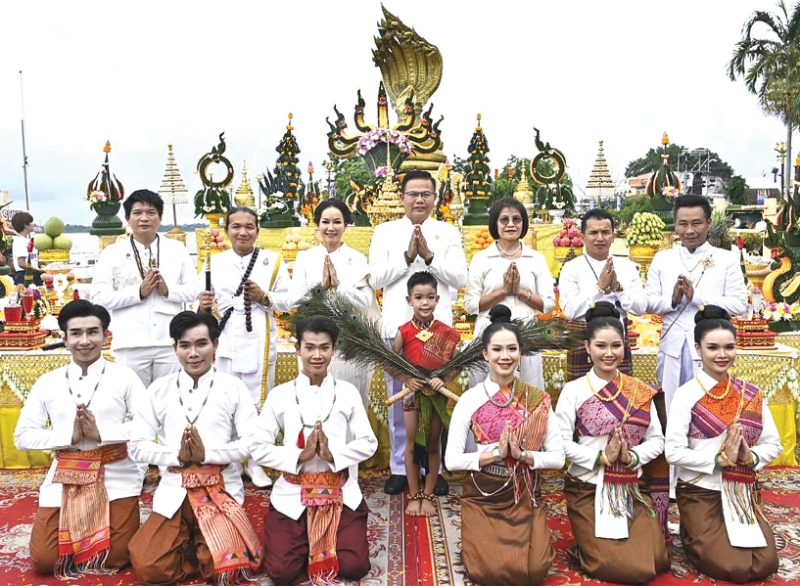 อนุรักษ์ประเพณี : ปราชญา อุ่นเพชรวรากร ผวจ.นครพนม เป็นประธานในงานบวงสรวงพญาศรีสัตตนาคราช
ประจำปี 2568 เพื่อสืบสานตำนานความเชื่อความศรัทธาชาวลุ่มน้ำโขงที่มีต่อพญานาค พร้อมส่งเสริม
การท่องเที่ยวของจังหวัดนครพนม โดยมีการรำบวงสรวง 7 วัน โดยนางรำจากทั้ง 12 อำเภอ 9 ชนเผ่า 2 เชื้อชาติของจังหวัดนครพนม ณ ลานพญาศรีสัตตนาคราช ริมฝั่งแม่น้ำโขง เขตเทศบาลเมืองนครพนม