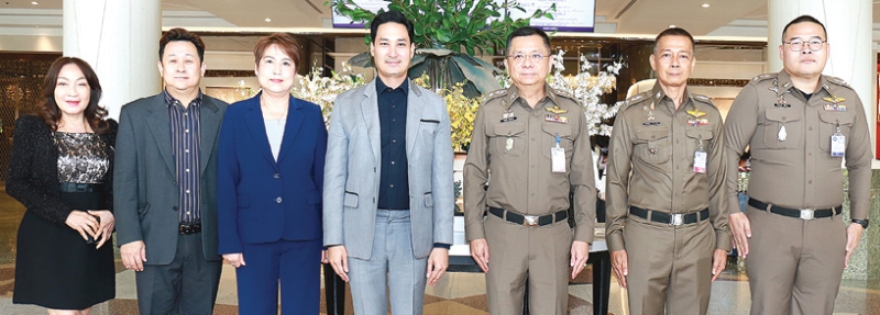 ฝึกอบรม : อนัคพล อิงคะกุล รองประธานกรรมการบริหาร มิราเคิล กรุ๊ป ต้อนรับ พล.ต.ท.สิทธิชัย โล่กันภัย
ผบ.สนง.ยุทธศาสตร์ตำรวจ ในงานเปิด “โครงการอบรมเพื่อเพิ่มประสิทธิภาพในการปฏิบัติงานของ
เจ้าหน้าที่ตำรวจผู้ปฏิบัติงานชุมชนสัมพันธ์และการมีส่วนร่วมของประชาชนในการป้องกันอาชญากรรม” โดยมี
พล.ต.ต.กันตพัฒน์ ศรีอมรรัตน์ ผบก.กองแผนงานอาชญากรรม ร่วมงาน ที่โรงแรมมิราเคิล แกรนด์ คอนเวนชั่น


