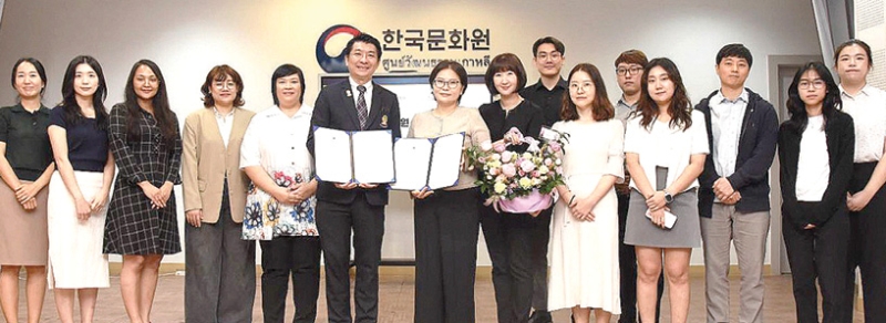 แลกเปลี่ยนเรียนรู้ : ซอนจู ลี ผอ.ศูนย์วัฒนธรรมเกาหลีประจำประเทศไทย ลงนามบันทึกข้อตกลงความร่วมมือในการรับนักศึกษาฝึกงาน เพื่อส่งเสริมการแลกเปลี่ยนวัฒนธรรมและพัฒนาศักยภาพนักศึกษาภาษาเกาหลีในประเทศไทย เพื่อให้นิสิต นักศึกษา จากสถาบันการศึกษาต่างๆ ได้รับประสบการณ์และสัมผัสวัฒนธรรมเกาหลีอย่างแท้จริง ที่ ศูนย์วัฒนธรรมเกาหลีประจำประเทศไทย ถนนสุขุมวิท ระหว่างซอย 15-17