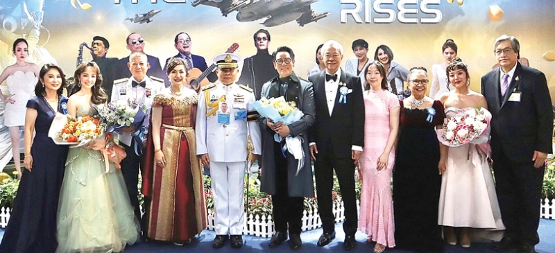 เพื่อคุณภาพชีวิตที่ดี : พล.อ.อ.พันธ์ภักดี พัฒนกุล ผู้บัญชาการทหารอากาศ และภริยา พร้อมด้วย พล.อ.อ.วิธูร
ขำเจริญ ประธานคณะที่ปรึกษากองทัพอากาศ ในฐานะประธานกรรมการอำนวยการจัดงาน ร่วมกันขอบคุณศิลปินและคณะทำงานคอนเสิร์ตทัพฟ้าคู่ไทยเพื่อ “ชัยพัฒนา” ครั้งที่ 16 รายได้ทั้งหมดเพื่อมูลนิธิชัยพัฒนา โดยมี ไพบูลย์ - ฟ้าฉาย ดำรงชัยธรรม, ธงไชย แมคอินไตย์ ร่วมงาน ที่ ศูนย์วัฒนธรรมแห่งประเทศไทย