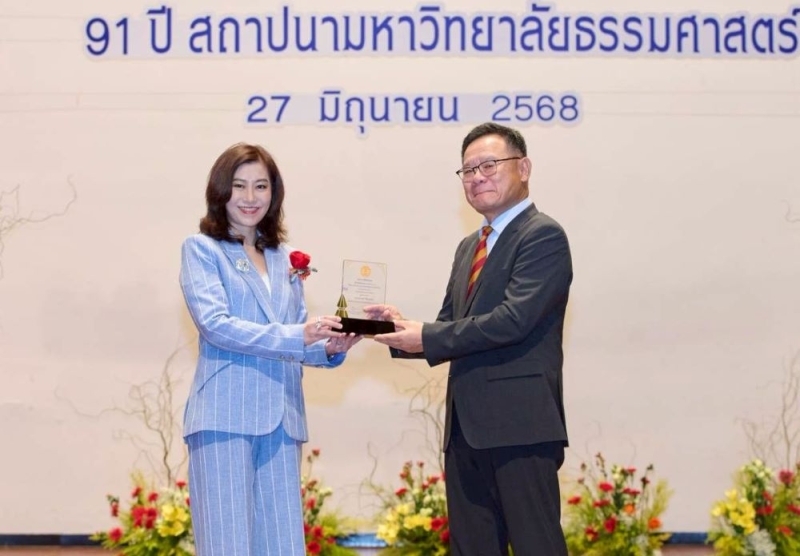 ศิษย์เก่าดีเด่น : วรางค์ ไชยวรรณ รองประธานเจ้าหน้าที่บริหาร บมจ.ไทยประกันชีวิต รับโล่เกียรติยศศิษย์เก่าดีเด่นจาก ศ.ดร.สุรพล นิติไกรพจน์ นายกสภามหาวิทยาลัยธรรมศาสตร์ในฐานะศิษย์เก่าคณะพาณิชยศาสตร์และการบัญชี ซึ่งประสบความสำเร็จในวิชาชีพ มีคุณธรรม จริยธรรม และบำเพ็ญประโยชน์ต่อสังคม ที่มธ.