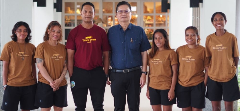 ทีมฟุตบอลหญิง : เศรษฐพงศ์ วรรธนะกุล ผจก.ทั่วไป โรงแรมแคนทารี ฮิลส์ เชียงใหม่ ต้อนรับ อาเดรียโน่ คาซิมิโร โค้ชผู้ฝึกสอน และทีมนักฟุตบอลหญิงจากสาธารณรัฐประชาธิปไตยติมอร์-เลสเต ในระหว่างฝึกซ้อมการแข่งขัน AFC
Women’s Asian Cup 2026 Qualifiers และเข้าพักที่ โรงแรมแคนทารี ฮิลส์ เชียงใหม่
