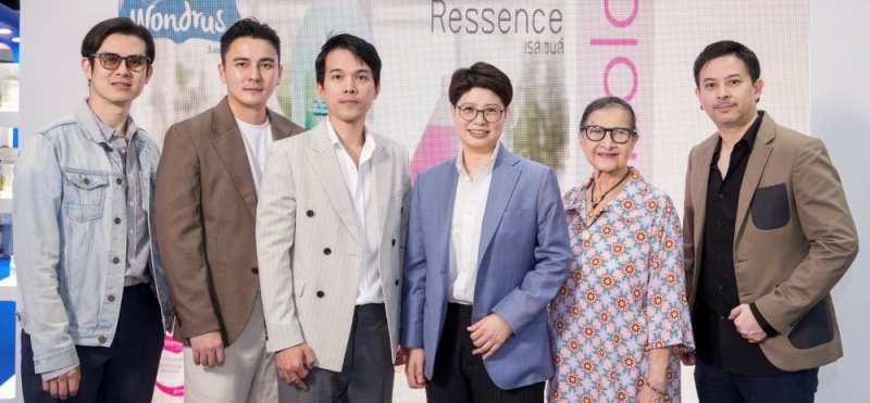 สองแบรนด์ใหม่ : กนลลัส วองอิสริยะกุล กก.ผจก.บมจ.วินเนอร์กรุ๊ป เอ็นเตอร์ไพรซ์ และ จิรายุทธ์ สนดา ผจก.แผนกการตลาด กลุ่มผลิตภัณฑ์เสริมความงามและดูแลสุขภาพ เปิดตัว “เรสเซนส์” และ “วันดรัส” ในงาน ออกบูธผลิตภัณฑ์ความงาม COSMOPROF CBE ASEAN BANGKOK 2025 ที่ศูนย์การประชุมแห่งชาติสิริกิติ์