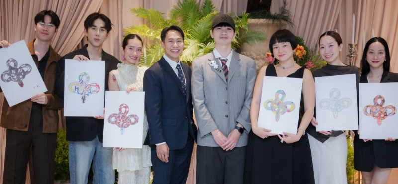 ลายงูอินฟินิตี้ : วรพิพัฒน์ ทัพพะรังสี ผอ.ฝ่ายสื่อสารการตลาด โรงแรมอนันตรา สยาม กรุงเทพ และ อรรถกฤษณ์ วรรณสอน ศิลปินร่วมสมัยนักออกแบบเครื่องประดับชั้นนำของไทยจัดกิจกรรมเวิร์กช็อปเปิดตัวขนมไหว้พระจันทร์คอลเลคชั่นใหม่ล่าสุด “Serpenti Mooncake” เพื่อเฉลิมฉลองปีงู นักษัตรมงคลประจำปีนี้