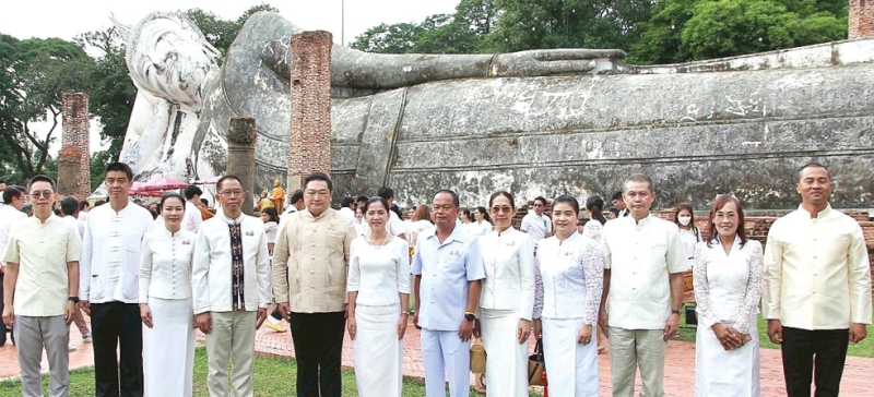 ทำนุบำรุงพระพุทธศาสนา : ชวนินทร์ วงศ์สถิตจิรกาล ผวจ.อ่างทอง เป็นประธานในพิธีทำบุญตักบาตรข้าวสารอาหารแห้ง และร่วมหล่อเทียนพรรษาเนื่องในเทศกาลวันอาสาฬหบูชาและเข้าพรรษา พุทธศักราช 2568 จังหวัดอ่างทอง โดยมี ศุทธิกานต์
วงศ์สถิตจิรกาล นายกเหล่ากาชาดจังหวัดอ่างทอง พร้อมด้วยหน่วยงานภาครัฐ ภาคเอกชน และพุทธศาสนิกชนร่วมพิธี เพื่อถวายเป็นพุทธบูชาและความเป็นสิริมงคลในวันสำคัญทางพุทธศาสนา ณ วัดขุนอินทประมูล อ.โพธิ์ทอง จ.อ่างทอง