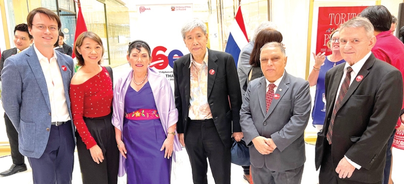ฉลอง 60 ปี ความสัมพันธ์ทางการทูต เปรู-ไทย : เซซิเลีย ซูนิลดา กาลาร์เรตา บาซัน เอกอัครราชทูตสาธารณรัฐ
เปรูประจำราชอาณาจักรไทย เปิดงาน “Torito de Pucará in Bangkok” จัดแสดงงานฝีมือจากศิลปินไทย
และเปรู โดยมี ดร.เกลน ชาเตอลิเยร์ ที่ปรึกษาด้านวัฒนธรรมนครรัฐวาติกัน และ ศ.ดร.โรเจอร์ ฟรูโตส
ที่ปรึกษามหาวิทยาลัยมงต์เปลลิเยร์ สาธารณรัฐฝรั่งเศส ร่วมงาน ที่ ศูนย์การค้าไอคอนสยาม กรุงเทพ