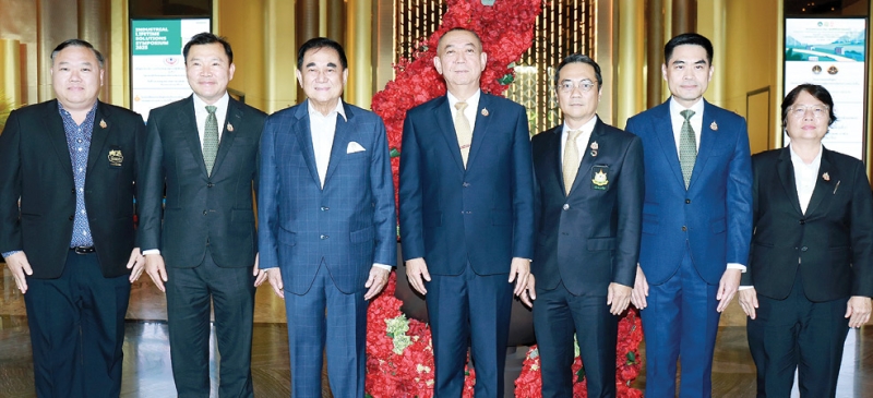 รุ่นที่ 12 : ดร.อัศวิน อิงคะกุล ประธานกรรมการบริหาร มิราเคิล กรุ๊ป ต้อนรับ ดร.เฉลิมชัย ศรีอ่อน รมว.ทรัพยากร
ธรรมชาติและสิ่งแวดล้อม ในพิธีปิดการอบรมหลักสูตร “ประกาศนียบัตรธรรมาภิบาลสิ่งแวดล้อมสำหรับนักบริหารระดับสูง”
จัดโดย กรมส่งเสริมคุณภาพสิ่งแวดล้อม กระทรวงทรัพยากรธรรมชาติและสิ่งแวดล้อม โดยมี นราพัฒน์ แก้วทอง ผช.รมต.
ประจำกระทรวงฯ และ อรนุช หล่อเพ็ญศรี รองปลัดกระทรวงฯ ร่วมงาน ที่ โรงแรมอัศวิน แกรนด์ คอนเวนชั่น เขตหลักสี่