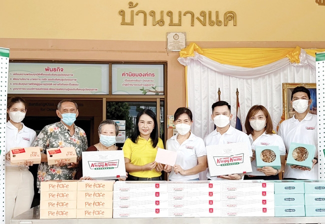 เพื่อผู้สูงอายุ : ดร.อุษณีย์ มหากิจศิริ ลีโอณีโอ ประธาน บริษัท เคเอฟยู จำกัด ส่งตัวแทนพนักงานฯ ร่วมเลี้ยงอาหารกลางวันและผลิตภัณฑ์ในเครือ ได้แก่ โดนัท
คริสปี้ ครีม, ซินนาบอน และพาย เฟสซ์ พร้อมมอบเงินสนับสนุนกิจการให้แก่ สุทธิรัตน์ โทชนบท ผอ.ศูนย์พัฒนาการจัดสวัสดิการสังคมผู้สูงอายุ บ้านบางแค