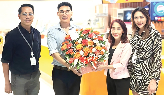 อร่อยได้ในร้านเดียว : สหัพย์ภัค โชควิจิตรกุล กก.ผจก., ชวรมย์ มังคละคีรี
รอง กก.ผจก. และ อนพัทย์ ปรีชาวุฒินันท์ ผอ.บจก.เอ็มบีเค เซอร์วิส โซลูชั่น
ร่วมยินดีกับ โสรัจ มหรรณพกุล กก.ผจก.บจก.เจ็นสเคปเปอร์ ในโอกาสฉลองโฉมใหม่
ร้าน Umami Sushi Roll X Grainey ที่ ศูนย์การค้าเอ็ม บี เค เซ็นเตอร์ เขตปทุมวัน