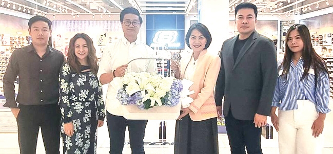 เปิดสาขาใหม่ : จรูญรัตน์ สาลี กก.ผจก.บจก.พาราไดซ์ พาร์ค ร่วมยินดีกับ
พชร ชัยอารีย์กิจ Head of Sales and Operation บริษัท สเก็ตเชอร์ส ประเทศไทย จำกัด (Skechers Thailand) ในโอกาสเปิดร้าน SKECHERS สาขาใหม่ แบรนด์รองเท้าสุขภาพชื่อดังจากสหรัฐอเมริกา ที่ ศูนย์การค้าพาราไดซ์ พาร์ค
