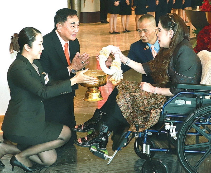 สมเด็จพระเจ้าน้องนางเธอ เจ้าฟ้าจุฬาภรณวลัยลักษณ์ อัครราชกุมารี กรมพระศรีสวางควัฒน วรขัตติยราชนารี เสด็จไปพระราชทานรางวัลสมเด็จเจ้าฟ้าจุฬาภรณ์ ประจำปี 2567 และทรงเปิดการประชุมวิชาการ กับทรงฟังปาฐกถาพิเศษ ที่มูลนิธิรางวัลสมเด็จเจ้าฟ้าจุฬาภรณ์ฯ จัดขึ้นเพื่อมอบให้แก่นักวิทยาศาสตร์ นักวิจัย ผู้ประกอบวิชาชีพด้านการแพทย์และการสาธารณสุข โดยมี ดร.อัศวิน อิงคะกุล ประธานกรรมการบริหาร มิราเคิล กรุ๊ป และ นุจรี วิบูลเชื้อ ผู้ช่วยกรรมการผู้จัดการ มิราเคิล กรุ๊ป เฝ้าฯรับเสด็จ ณ โรงแรมอัศวิน แกรนด์ คอนเวนชั่น เมื่อวันพฤหัสบดีที่ 17 กรกฎาคม 2568