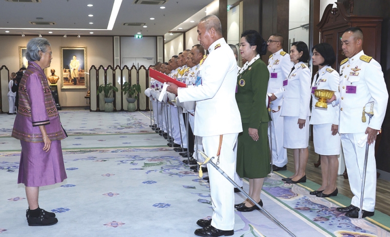 สมเด็จพระกนิษฐาธิราชเจ้า กรมสมเด็จพระเทพรัตนราชสุดาฯ สยามบรมราชกุมารี เสด็จออก ณ วังสระปทุม กรุงเทพมหานคร พระราชทานพระราชวโรกาสให้ พลเอกพนา แคล้วปลอดทุกข์ ผู้บัญชาการทหารบก นำคณะกรรมการร้านกองทัพบก ในงานกาชาด ประจำปี 2567 เฝ้าทูลละอองพระบาท ทูลเกล้าทูลกระหม่อม ถวายเงินรายได้จากการออกร้านงานกาชาด ประจำปี 2567 เพื่อบำรุงสภากาชาดไทย เมื่อวันศุกร์ที่ 18 กรกฎาคม 2568 เวลา 09.00 น.