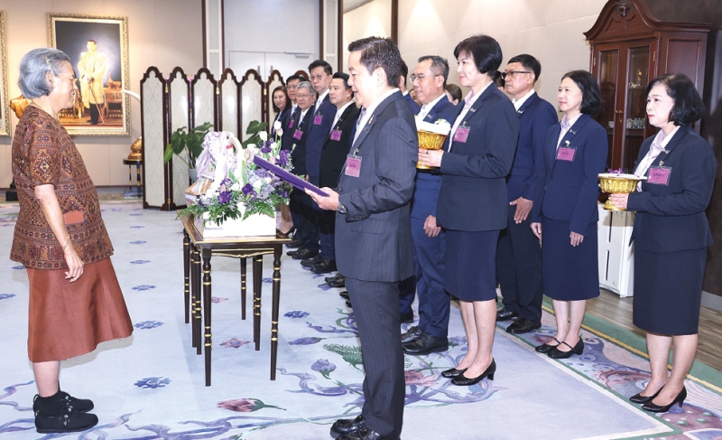 สมเด็จพระกนิษฐาธิราชเจ้า กรมสมเด็จพระเทพรัตนราชสุดาฯ สยามบรมราชกุมารี เสด็จออก ณ วังสระปทุม พระราชทานพระราชวโรกาสให้ นายคงกระพัน อินทรแจ้ง ประธานเจ้าหน้าที่บริหาร และกรรมการผู้จัดการใหญ่ บริษัท ปตท. จำกัด (มหาชน) นำคณะผู้บริหารและพนักงานบริษัทฯ เฝ้าทูลละอองพระบาท ทูลเกล้าทูลกระหม่อมถวายเงินรายได้
จากการร่วมออกร้านนิทรรศการในงานกาชาด ประจำปี 2567 เพื่อบำรุงสภากาชาดไทย เมื่อวันพฤหัสบดีที่ 17 กรกฎาคม 2568