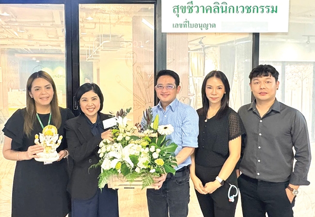 เพิ่มคุณภาพชีวิต : พิทยา อินภิรมย์ ผจก.ทั่วไป บจก.เดอะไนน์ เซ็นเตอร์
ร่วมยินดีกับ นพ.ชัยพร นันทรัตนสกุล เจ้าของสุขชีวาคลินิกเวชกรรม ในโอกาสเปิด
ศูนย์ตรวจสุขภาพเชิงลึก วิเคราะห์ร่างกายเพื่อการรักษาแบบองค์รวม ลดความเสื่อม
ของร่างกายและฮอร์โมน ที่ ศูนย์การค้าเดอะไนน์ เซ็นเตอร์ พระราม 9