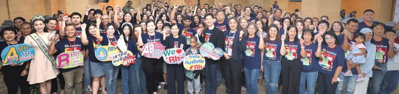 รวมพล “โลหิตหมู่พิเศษ” : สิณีนาฏ อุทา ผู้ช่วยผู้อำนวยการด้านการบริการโลหิต ศูนย์บริการโลหิตแห่งชาติ สภากาชาดไทย เป็นประธานในพิธีเปิดกิจกรรม “รวมพล
(ครอบครัว) โลหิตหมู่พิเศษ Rh- negative ประจำปี 2568” ตอน “หัวใจเดียวกัน” เพื่อให้สมาชิกผู้บริจาคโลหิตหมู่พิเศษรวมตัวพบปะ ทำความรู้จักและแลกเปลี่ยน
ประสบการณ์ซึ่งกันและกัน ตลอดจนตระหนักถึงความสำคัญของโลหิตหมู่พิเศษ ซึ่งพบได้น้อยมากในคนไทย มีเพียงร้อยละ 0.3 หรือ 1,000 คน จะพบเพียง
3 คนเท่านั้น โดยมีการบรรยายให้ความรู้เกี่ยวกับสุขภาพ และนิทรรศการความรู้โลหิตหมู่พิเศษ (Rh-) ที่ศูนย์บริการโลหิตแห่งชาติ สภากาชาดไทย กรุงเทพมหานคร