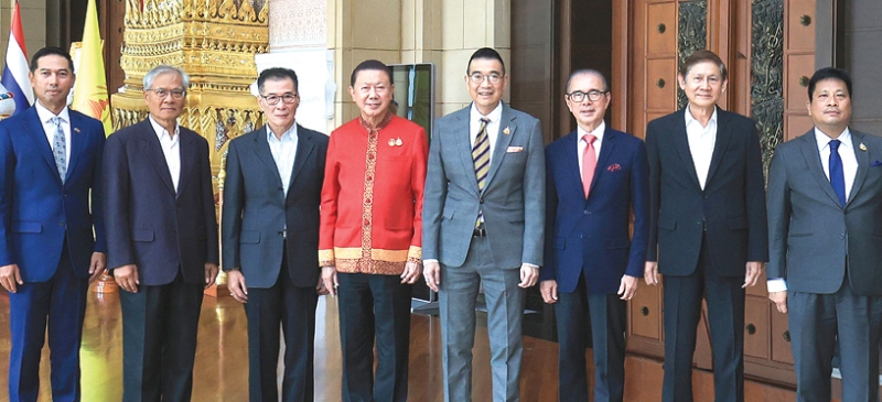 มิตรภาพไทย-เวียดนาม : มาริษ เสงี่ยมพงษ์ รัฐมนตรีว่าการกระทรวงการต่างประเทศ ร่วมแสดงความยินดีกับ สนั่น อังอุบลกุล และคณะ ในโอกาสได้รับแต่งตั้่งเป็นคณะกรรมการบริหาร สมาคมมิตรภาพไทย-เวียดนาม ในวาระปี 2568 - 2571 โดยมี ปิยภักดิ์ ศรีเจริญ, พลภัทร สุวรรณศร, ประภาส วิภพโสภณ, ประดาป พิบูลสงคราม, สุรพล เพชรวรา และ ชินโชติ โมอ่อน ร่วมงาน ที่ กระทรวงการต่างประเทศ