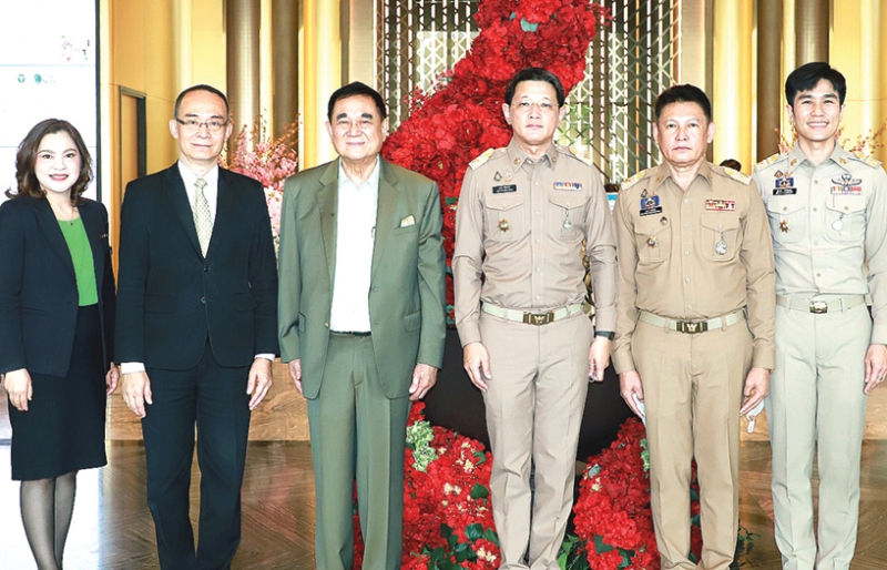 คุณภาพและมาตรฐาน : ดร.อัศวิน อิงคะกุล ประธานกรรมการบริหารมิราเคิล กรุ๊ป ต้อนรับ สยาม ศิริมงคล อธิบดีกรมการพัฒนาชุมชน ในโอกาสเป็นประธานเปิด “โครงการพัฒนาผลิตภัณฑ์ OTOP Premium สู่สากล ประเภทอาหาร เครื่องดื่ม และประเภทสมุนไพรที่ไม่ใช่อาหาร” โดยมี สุรพล แก้วอินธิ ผอ.สำนักส่งเสริมภูมิปัญญาท้องถิ่นและวิสาหกิจชุมชน พร้อมคณะผู้บริหารกรมฯ ร่วมงาน ที่ โรงแรมอัศวิน แกรนด์ คอนเวนชั่น