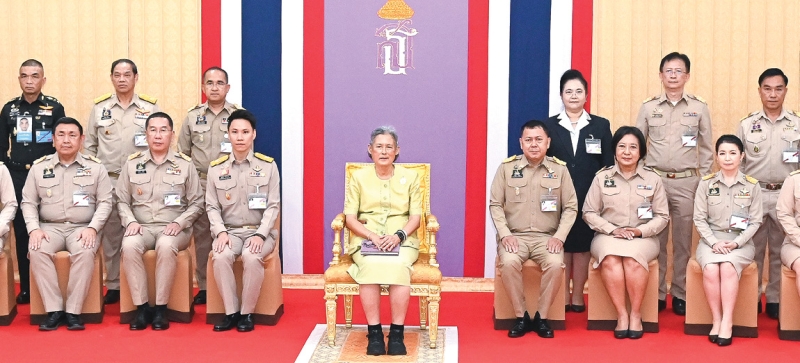 สมเด็จพระกนิษฐาธิราชเจ้า กรมสมเด็จพระเทพรัตนราชสุดาฯ สยามบรมราชกุมารี เสด็จพระราชดำเนินไปทรงเปิดงานชุมนุมยุวเกษตรกรระดับประเทศ ประจำปี 2568 ที่จัดขึ้นภายใต้แนวคิด “ยุวเกษตรกรนวัตกรรม : สร้างสรรค์เกษตรยุคใหม่ ใส่ใจสิ่งแวดล้อม สู่ความยั่งยืน” เพื่อ
แลกเปลี่ยนเรียนรู้ นำแนวคิดและความสำเร็จไปพัฒนาสร้างแรงจูงใจในการดำเนินกิจกรรม รวมทั้งช่วยสร้างเครือข่ายความร่วมมือขับเคลื่อนการพัฒนา
งานยุวเกษตรกรให้มีประสิทธิภาพ ณ พิพิธภัณฑ์การเกษตรเฉลิมพระเกียรติพระบาทสมเด็จพระเจ้าอยู่หัว อำเภอคลองหลวง จังหวัดปทุมธานี