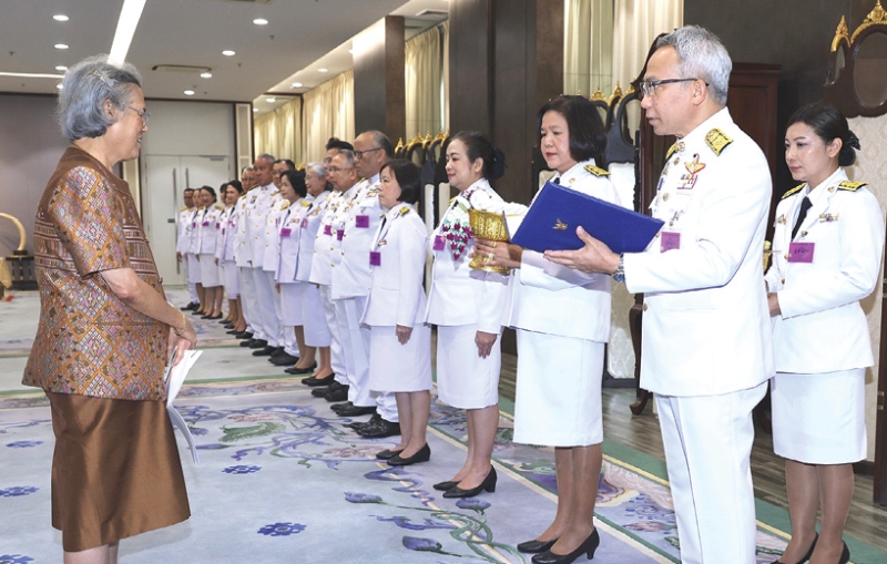 สมเด็จพระกนิษฐาธิราชเจ้า กรมสมเด็จพระเทพรัตนราชสุดาฯ สยามบรมราชกุมารี เสด็จออก ณ วังสระปทุม พระราชทานพระราชวโรกาสให้ นายอนุกุล ปีดแก้ว ปลัดกระทรวงการพัฒนาสังคมและความมั่นคงของมนุษย์ และคณะ เฝ้าทูลละอองพระบาท ทูลเกล้าทูลกระหม่อมถวายเงินรายได้จากการออกร้านในงานกาชาด ประจำปี 2567 เพื่อบำรุงสภากาชาดไทย เมื่อวันจันทร์ที่ 21 กรกฎาคม 2568 เวลา 14.00 น.
