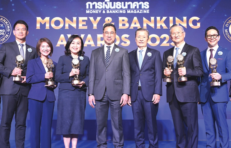 รางวัลเกียรติยศ : ดร.เศรษฐพุฒิ สุทธิวาทนฤพุฒิ ผู้ว่าการธนาคารแห่งประเทศไทย มอบรางวัล “บริษัทยอดเยี่ยมแห่งปี 2568” ให้แก่ ชาติศิริ โสภณพนิช กก.ผจก.ใหญ่ ธนาคารกรุงเทพ,วัลยา จิราธิวัฒน์ ประธาน
เจ้าหน้าที่บริหาร บมจ.เซ็นทรัลพัฒนา และ กฤษณ์ จันทโนทก ประธานเจ้าหน้าที่บริหาร ธนาคารไทยพาณิชย์ และธุรกิจหมวดต่างๆ ในงาน Money & Banking Awards 2025 ที่ โรงแรมไฮแอท รีเจนซี่ กรุงเทพ สุขุมวิท