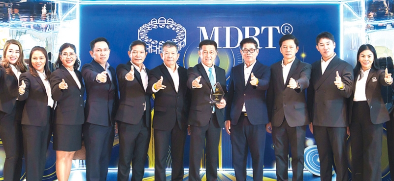 “MDRT DAY 2025” : สมชัย อาภรณ์ศิริพงษ์ รองประธานเจ้าหน้าที่บริหาร บมจ.ไทยสมุทรประกันชีวิต
นำคณะผู้บริหารฝ่ายขายช่องทางตัวแทน พร้อมที่ปรึกษาประกันชีวิต ร่วมงานสัมมนาภายใต้แนวคิด “Momentum
To Success จัดโดย MDRT (Million Dollar Round Table) สมาคมที่ปรึกษาทางการเงินระดับโลก ที่ได้รับ
การยอมรับในมาตรฐานระดับสากลด้านธุรกิจประกันชีวิตและบริการทางการเงิน ที่ อิมแพ็ค เมืองทองธานี

