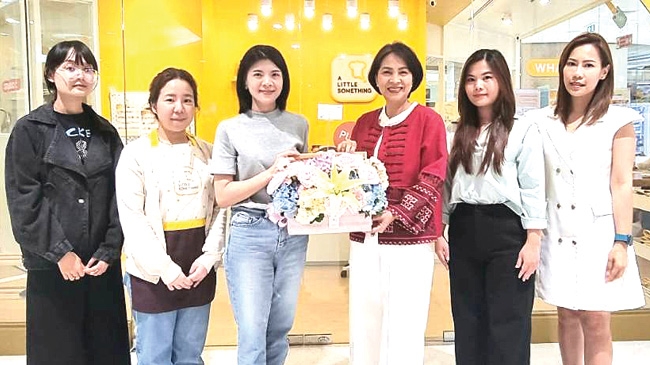 พื้นที่การเรียนรู้ : จรูญรัตน์ สาลี กก.ผจก.บจก.พาราไดซ์ พาร์ค ร่วมยินดีกับ นันทิกา แสนสุขสำราญ ผู้จัดการ สถาบัน A Little Something โรงเรียนสอนทำอาหารสำหรับเด็กและครอบครัว ในโอกาสเปิดสาขาใหม่ ให้สนุกกับคลาส
ทำอาหารที่หลากหลาย พัฒนาความคิดสร้างสรรค์ ที่ ศูนย์การค้าพาราไดซ์ พาร์ค