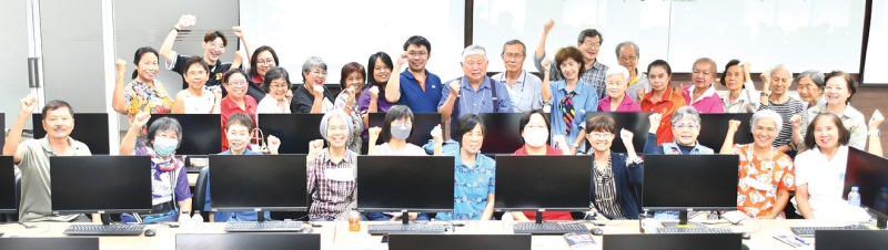 สูงวัยไม่ตกยุค : รศ.สมชาย วิริยะยุทธกร ประธานชมรมผู้เกษียณ มหาวิทยาลัยธรรมศาสตร์ และ อ.รุ้งทิพย์ ห่อวโนทยาน นำสมาชิกชมรมฯ เข้าร่วม “โครงการอบรมการใช้คอมพิวเตอร์และอินเตอร์เนตสำหรับผู้สูงอายุ ประจำปี 2568” โดยมี ผศ.ดร.วิลาวรรณ รักผกาวงศ์, ผศ.ดร.ฐาปนา บุญชู และ ผศ.ดร.ศาตนาฏ กิจศิรานุวัตร คณาจารย์จากภาควิชาวิทยาการคอมพิวเตอร์ คณะวิทยาศาสตร์และเทคโนโลยี มหาวิทยาลัยธรรมศาสตร์ ร่วมกันเป็นวิทยากร พร้อมด้วยกลุ่มนักศึกษาจิตอาสามาร่วมให้คำแนะนำเกี่ยวกับการใช้อุปกรณ์และเทคโนโลยีใหม่ๆ ที่ คณะวิทยาศาสตร์และเทคโนโลยี มหาวิทยาลัยธรรมศาสตร์ ศูนย์รังสิต
