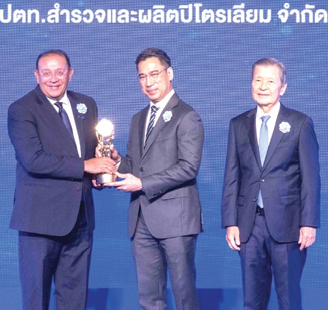 รับ 2 รางวัล : มนตรี ลาวัลย์ชัยกุล ปธ.จนท.บห.บมจ.ปตท.สำรวจและผลิตปิโตรเลียม รับรางวัลบริษัทยอดเยี่ยมแห่งปี 2568 ตลาดหลักทรัพย์ฯ พร้อมหมวดธุรกิจพลังงานและสาธารณูปโภค จาก ดร.เศรษฐพุฒิ สุทธิวาทนฤพุฒิ ผู้ว่าการธนาคารแห่งประเทศไทย