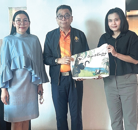 เสริมสร้างความรู้ : สุพรรษา ตั้งวิทยากุล ผจก.ทั่วไป โรงแรม
แคนทารี กบินทร์บุรี ต้อนรับ แสวง บุญมี เลขาธิการ กกต. ในโอกาสมาเปิดการอบรม โครงการเสริมสร้างความรู้เกี่ยวกับการปกครองในระบอบประชาธิปไตยฯ ที่ โรงแรมแคนทารี กบินทร์บุรี จ.ปราจีนบุรี