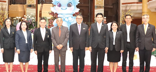 อบรมพนักงาน : เรือเอกสาโรจน์ คมคาย อธิบดีกรมสวัสดิการและคุ้มครองแรงงาน เปิด “โครงการอบรมหลักสูตรพนักงานตรวจแรงงานสำหรับข้าราชการ” โดยมี พงศ์เทพ เพชรโสม รองอธิบดีกรมฯ, ศักดิ์ศิลป์ ตุลาธร หัวหน้าผู้ตรวจราชการกรมฯ และคณะผู้บริหารของกรมฯ ร่วมงาน ที่ โรงแรม ดิ เอมเมอรัลด์
