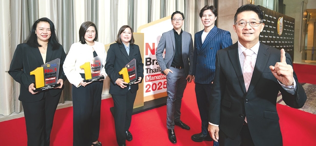 ร้านอาหารในดวงใจ : ณัฐ วงศ์พานิช กก.ผจก.ใหญ่ บจก.เซ็นทรัล เรสตอรองส์ กรุ๊ป และคณะผู้บริหาร ร่วมกันยินดีในโอกาสที่ 3 แบรนด์ในเครือ ซีอาร์จี ได้แก่ Mister Donut, Auntie Anne’s และ Katsuya ได้รับรางวัล Marketeer No.1 Brand Thailand 2025 จากผลสำรวจความคิดเห็นของผู้บริโภคทั่วประเทศ