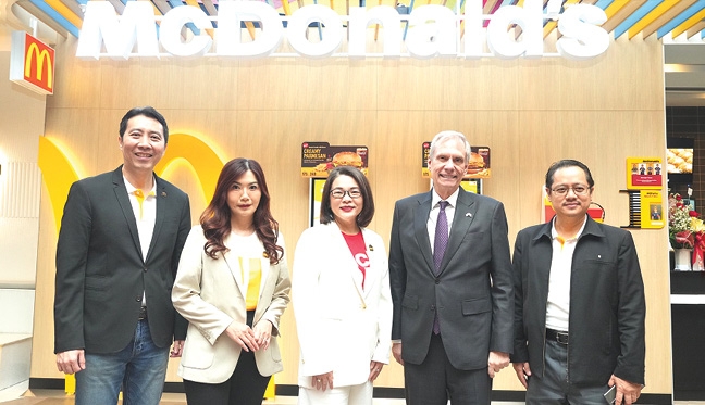 สาขาใหม่ใจกลางเมือง : กิตติวรรณ อนุเวชสกุล ประธานกรรมการบริหาร บริษัท แมคไทย จำกัด และ มร.โรเบิร์ต เอฟ.โกเดค เอกอัครราชทูตสหรัฐอเมริกาประจำราชอาณาจักรไทย พร้อมด้วยคณะผู้บริหารบริษัท แมคไทย จำกัด ร่วมฉลองการเปิดตัวสาขาใหม่ “สาขาพารากอน ซีนีเพล็กซ์” ชั้น 5 ห้างสยามพารากอน
