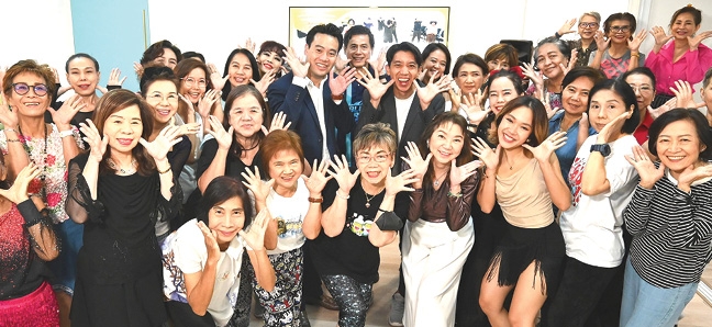 ความรู้ทางศาสตร์แพทย์แผนจีน : นภิส ศศิวิมลกุล ผอ.ฝ่ายการตลาด แบรนด์รังนกฯ บจก.ซันโทรี่ เบเวอเรจ แอนด์ ฟู้ด (ประเทศไทย) และ ชาคิต พรหมยศ ปธ.กก.บห.
ยังแฮปปี้ จัดแคมเปญ “Wellness Journey with Genuine Bird Nest :
เส้นทางสุขภาพกับรังนกแท้” เพื่อแลกเปลี่ยนความรู้และทำกิจกรรมเพื่อสุขภาพ