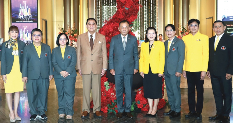 มาตรฐานวิชาชีพ : ดร.อัศวิน อิงคะกุล ประธานกรรมการบริหาร มิราเคิล กรุ๊ป ต้อนรับ พล.อ.ดาว์พงษ์ รัตนสุวรรณ องคมนตรี ในโอกาสมาเป็นประธานการประชุมสภาคณบดีคณะครุศาสตร์/ศึกษาศาสตร์แห่งประเทศไทย (ส.ค.ศ.ท.) ครั้งที่ 2/2568 โดยมี ผศ.ดร.อรพรรณ ตู้จินดา ประธานสภาฯ พร้อม 2 ที่ปรึกษา ส.ค.ศ.ท. ผศ.ดร.ดวงใจ ชนะสิทธิ์,
ผศ.ดร.วานิช ประเสริฐพร และ ผศ.ดร.อมลวรรณ วีระธรรมโม เลขาธิการคุรุสภา ร่วมงาน ที่ โรงแรมอัศวิน แกรนด์ คอนเวนชั่น