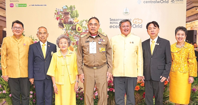 จากฟ้าสู่มหานคร : พล.อ.กัมปนาท รุดดิษฐ์ องคมนตรี และ ประธานกรรมการบริหาร มูลนิธิโครงการหลวง แถลงข่าว
เตรียมจัดงาน “โครงการหลวง 56” ชวนสัมผัสเรื่องราว “Farm to City-Farmtime Stories น้ำพระราชหฤทัย จากฟ้าสู่มหานคร”
นำผลผลิตและผลิตภัณฑ์จากเกษตรกรบนพื้นที่สูงกว่า 3,000 รายการ มาจำหน่ายวันที่ 1-12 ส.ค. 2568 โดยมี มุกดา จิราธิวัฒน์,
ดร.ณัฐกิตติ์ ตั้งพูลสินธนา, พล.ท.สาธิต ศรีสุวรรณ และ ดร.ดำรงค์ ศรีพระราม ร่วมงาน ที่ ศูนย์การค้าเซ็นทรัลเวิลด์