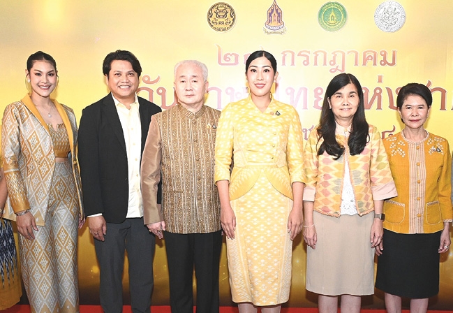 ความสำคัญและคุณค่าของภาษาไทย : พลอย ธนิกุล ผช.รมต.กระทรวงวัฒนธรรม
แถลงข่าวการจัดงาน “วันภาษาไทยแห่งชาติ 2568” ในวันอังคารที่ 29 กรกฎาคม 2568 โดยมี ยุถิกา อิศรางกูร ณ อยุธยา อธิบดีกรมส่งเสริมวัฒนธรรม, พนมบุตร จันทรโชติ อธิบดีกรมศิลปากร ร่วมงาน ที่ ศูนย์วัฒนธรรมแห่งประเทศไทย