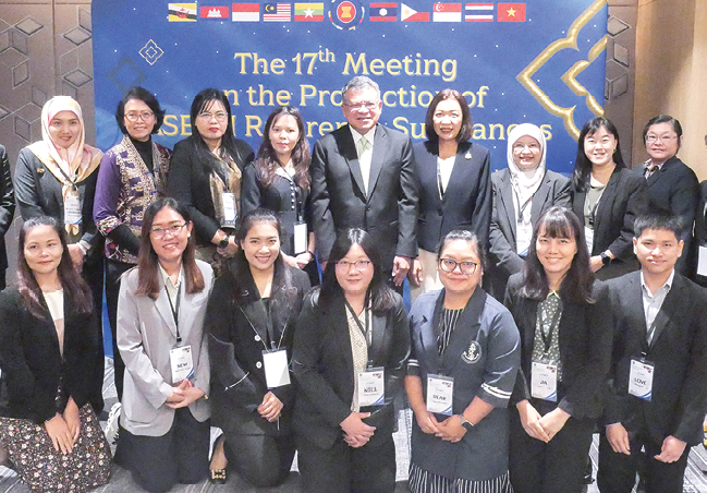 สร้างความเชื่อมั่น : นพ.ยงยศ ธรรมวุฒิ อธิบดีกรมวิทยาศาสตร์การแพทย์
เปิดการประชุมโครงการผลิตสารมาตรฐานอาเซียน ครั้งที่ 17 โดยมี ภญ.ศิริวรรณ
ชัยสมบูรณ์พันธ์ ผอ.สำนักยาและวัตถุเสพติด และตัวแทนจาก 10 ประเทศอาเซียน ร่วมประชุม ที่โรงแรมแกรนด์ ริชมอนด์ สไตลิช คอนเวนชั่น จังหวัดนนทบุรี