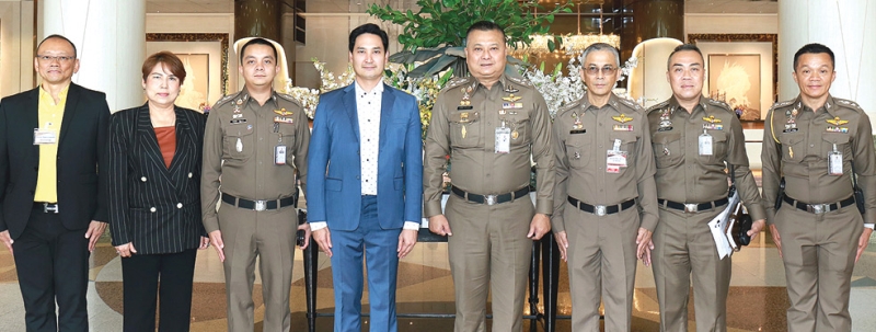 สัมมนาเชิงปฏิบัติการ : อนัคพล อิงคะกุล รองประธานกรรมการบริหาร มิราเคิล กรุ๊ป ต้อนรับ พล.ต.อ.กรไชย คล้ายคลึง รองผู้บัญชาการตำรวจแห่งชาติ ในพิธีเปิดการสัมมนาเพื่อทบทวนปรับปรุงแผนแม่บทการพัฒนา ทรัพยากรบุคคล สำนักงานตำรวจแห่งชาติ(Royal Thai Police HRD Blueprint) โดยมี พล.ต.ต.ปรีดา สถาวร, พ.ต.อ.พัฒน์เชษฐ์ อุ่นอนันต์, พ.ต.อ.ชิตพล กาญจนกิจ และ พ.ต.อ.วชิรากรณ์ วงศ์บุญ ร่วมงาน ที่ โรงแรมมิราเคิล แกรนด์ คอนเวนชั่น