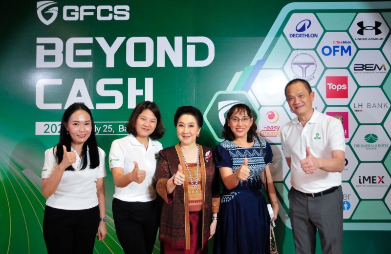 โฉมใหม่ GFCS :
โอลิเวีย หวัง ประธาน
เจ้าหน้าที่บริหาร กลุ่มบริษัท การ์ดฟอร์ซเอไอ จำกัด (GFAI) จัดงาน “GFCS Beyond Cash” เปิดตัวโลโก้ใหม่ GFCS ภายใต้
คอนเซ็ปต์ “Beyond
Cash” อย่างเป็น
ทางการ โดยมีผู้บริหาร
ระดับสูง เควิน ชู กก.ผจก.บจก.รักษาความปลอดภัย การ์ดฟอร์ซ แคช โซลูชั่นส์
(ประเทศไทย) (GFCS) ต้อนรับ ผาณิต พูนศิริวงศ์ ประธานเจ้าหน้าที่ นสพ.แนวหน้า ที่มาร่วมแสดงความยินดี ที่ The Hall ถนนวิภาวดีรังสิต 64