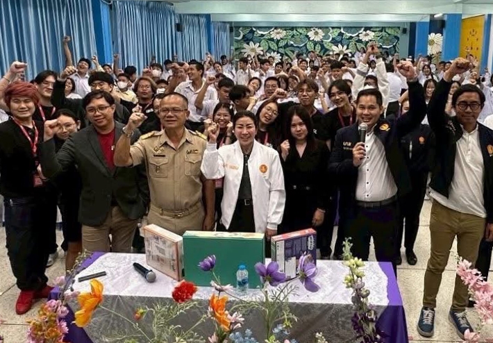 บริหารจัดการการเงิน : แอนศิริ วลัยกนก สมาชิกสภาผู้แทนราษฎร กรุงเทพมหานคร
ร่วมกับ นิทัศน์ รักษ์ไทย ผอ.โรงเรียนนาหลวง เชิญ วรุตน์ นิมิตยนต์ ผอ.สถาบันบอร์ดเกมส์ฯ เป็นวิทยากรในการสัมมนาเสริมสร้างความรู้และพัฒนาทักษะในการบริหารจัดการการเงินให้กับนักเรียน ที่โรงเรียนนาหลวง เขตทุ่งครุ กทม.